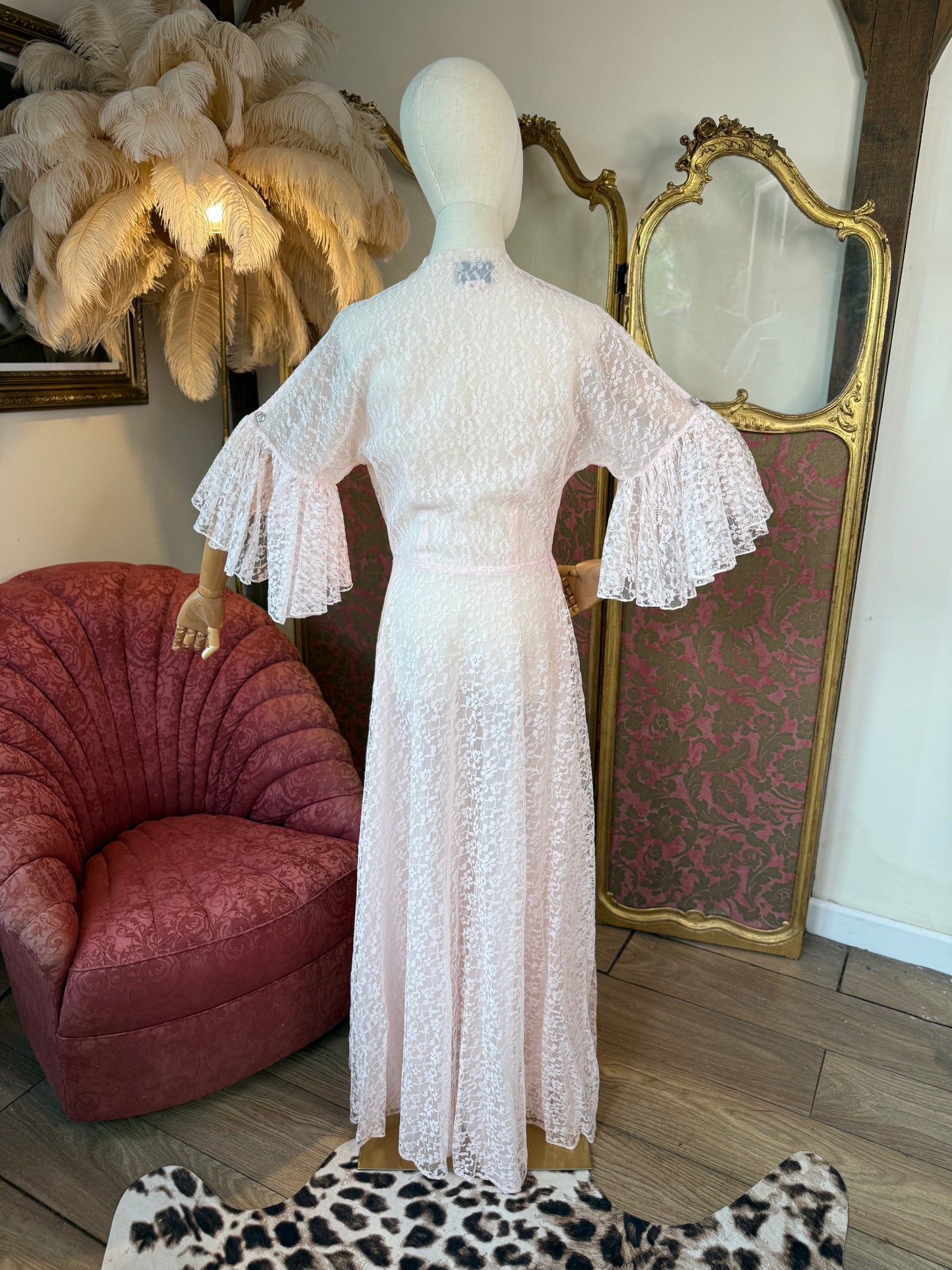 1940s Pink Flobert Lace Robe